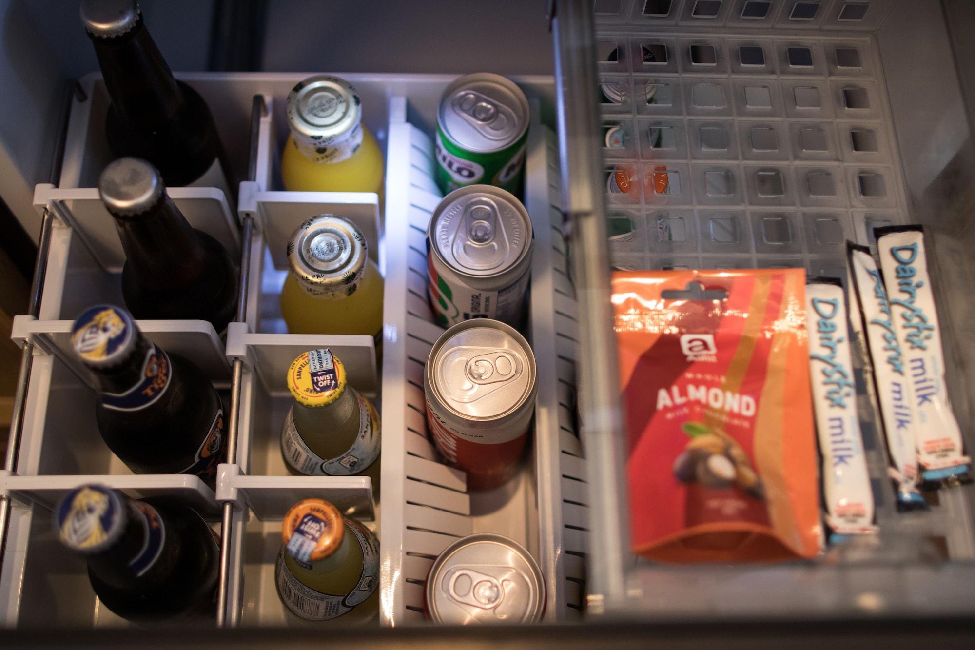 Andaz Singapore, By Hyatt Dış mekan fotoğraf A typical inflight snack and beverage selection