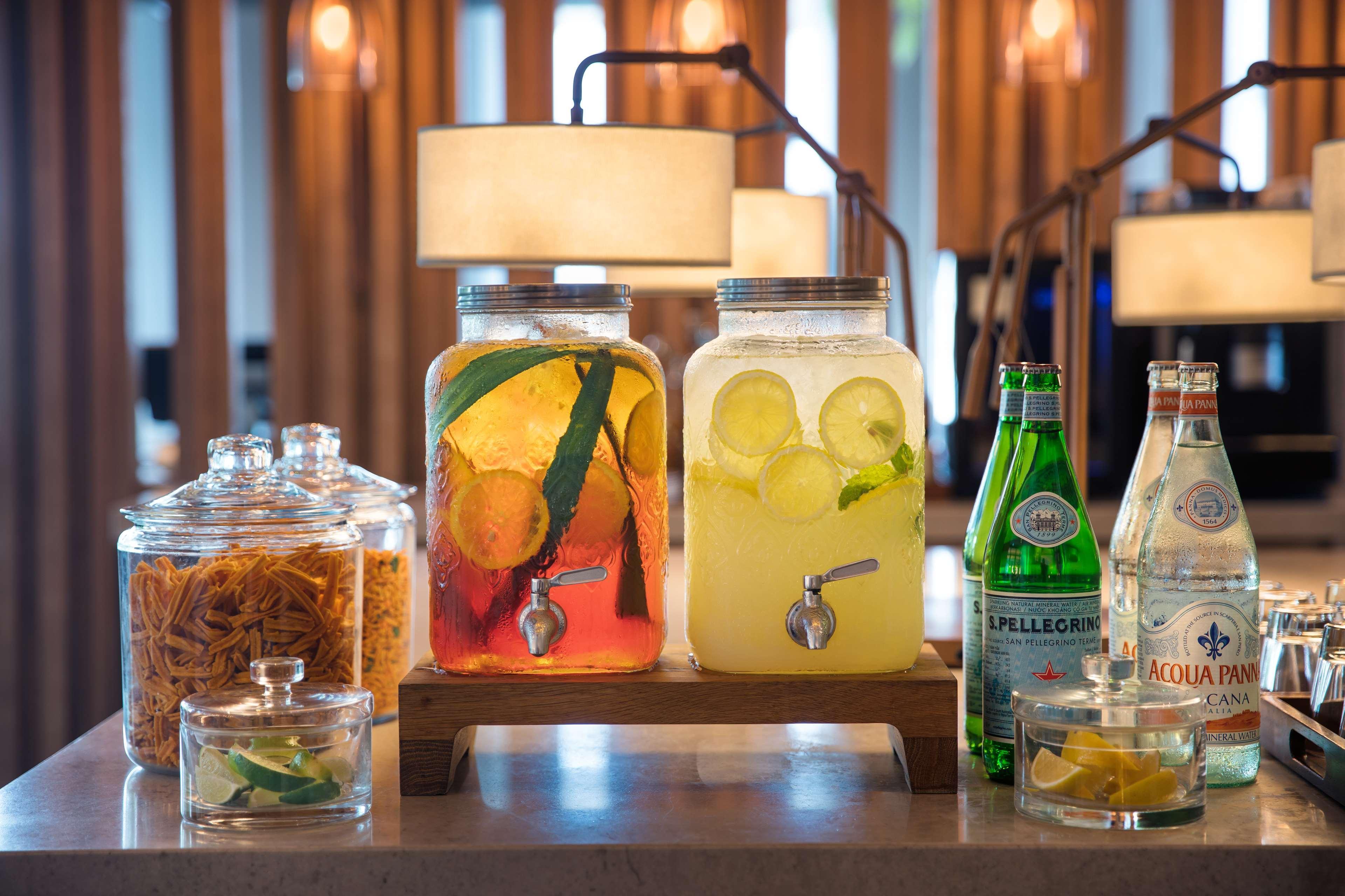 Andaz Singapore, By Hyatt Dış mekan fotoğraf Infused water at a hotel