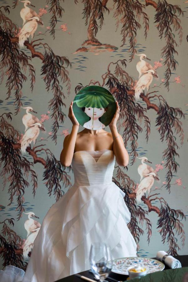 Andaz Singapore, By Hyatt Dış mekan fotoğraf A model wearing a dress by the designer