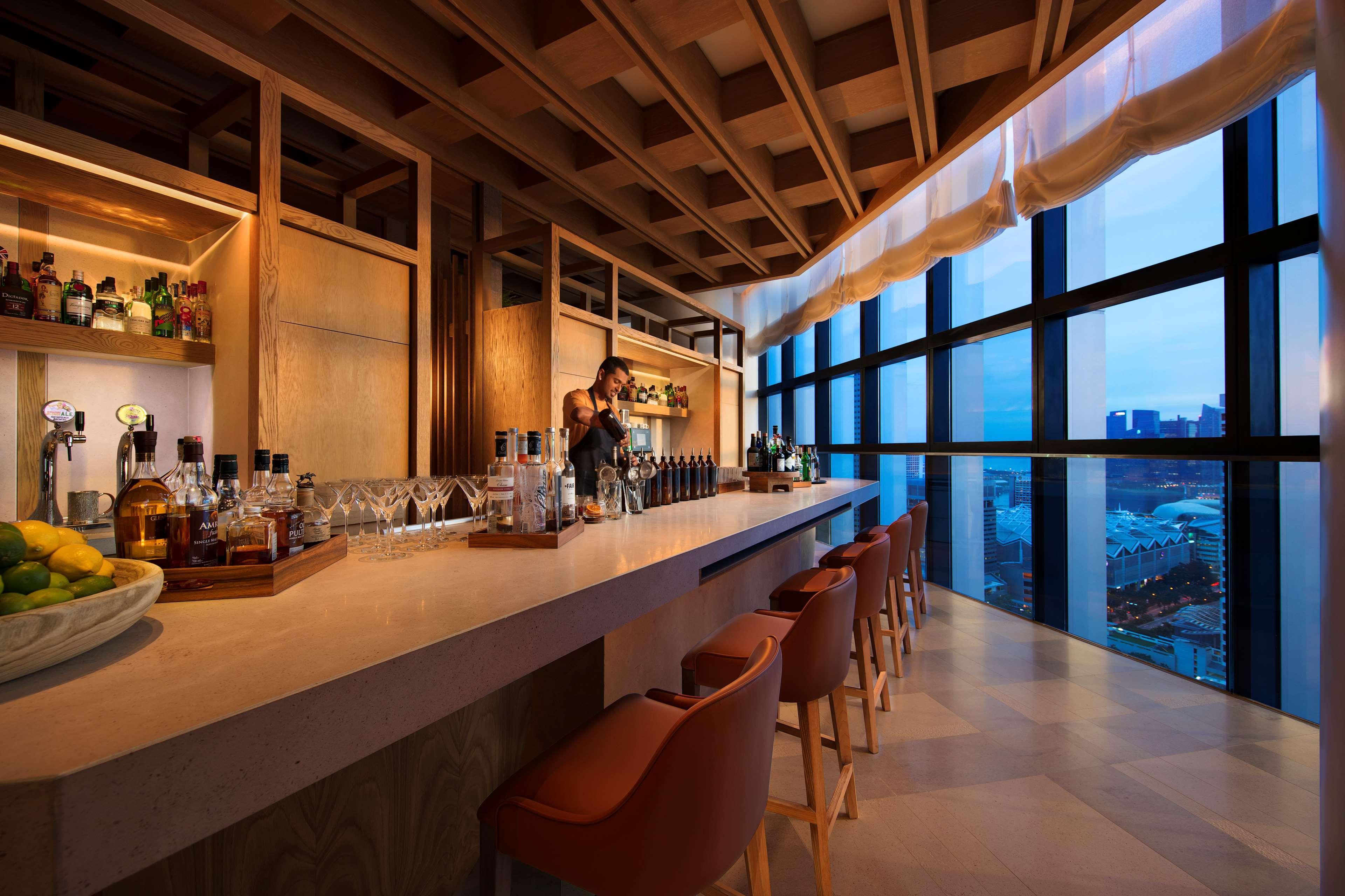 Andaz Singapore, By Hyatt Dış mekan fotoğraf The bar at the 360° Sky Lounge