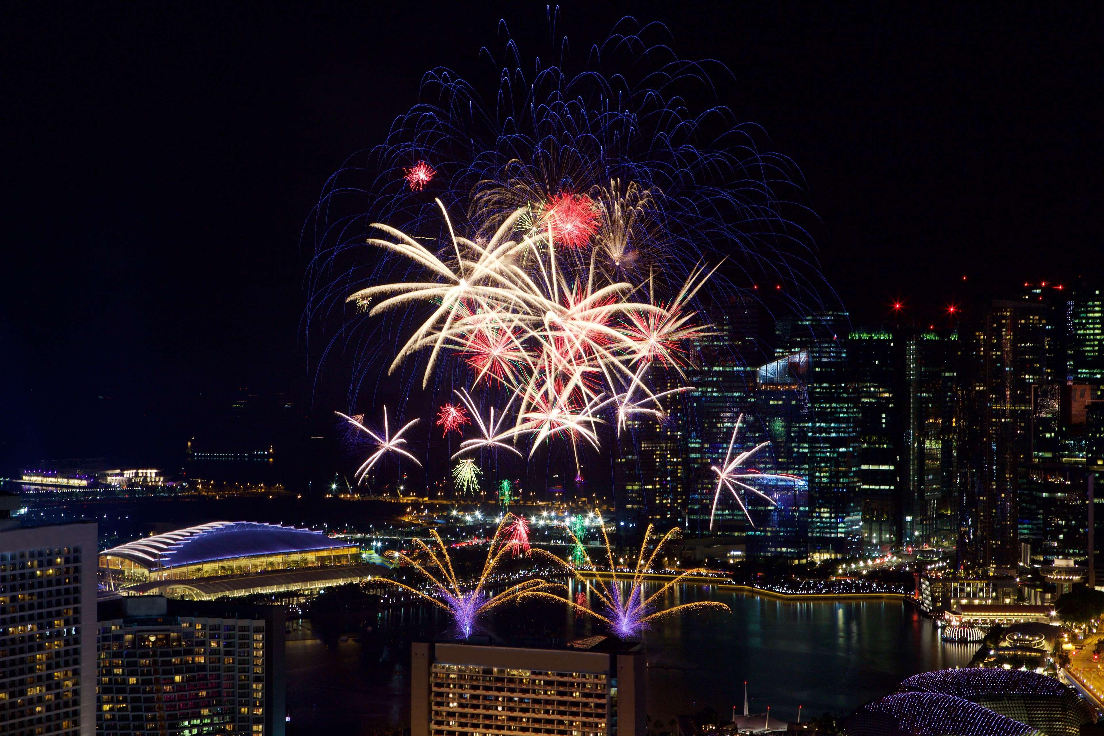 Andaz Singapore, By Hyatt Dış mekan fotoğraf Fireworks at the 2011 Brisbane Riverfire